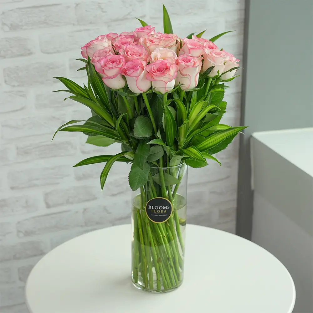 glass vase of 20 pink roses