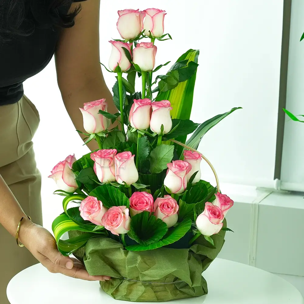 18 Pink Roses un a basket