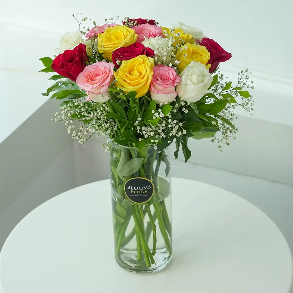 Glass vase of 12 mixed roses