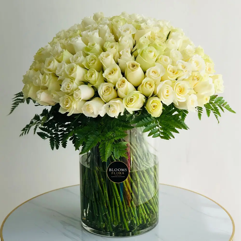 Luxurious 100 Red Roses in a Glass Vase